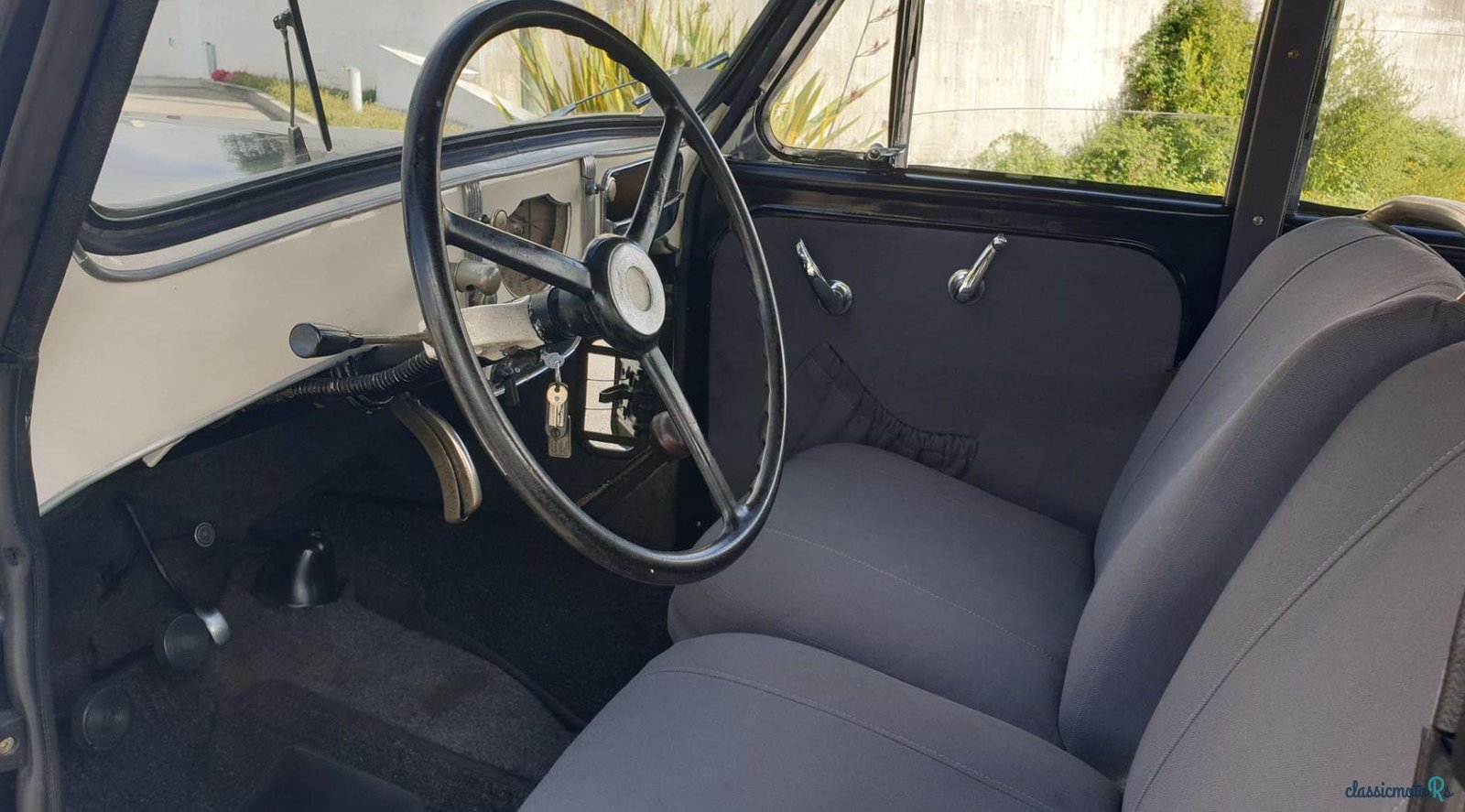 1946' Renault Juvaquatre photo #1