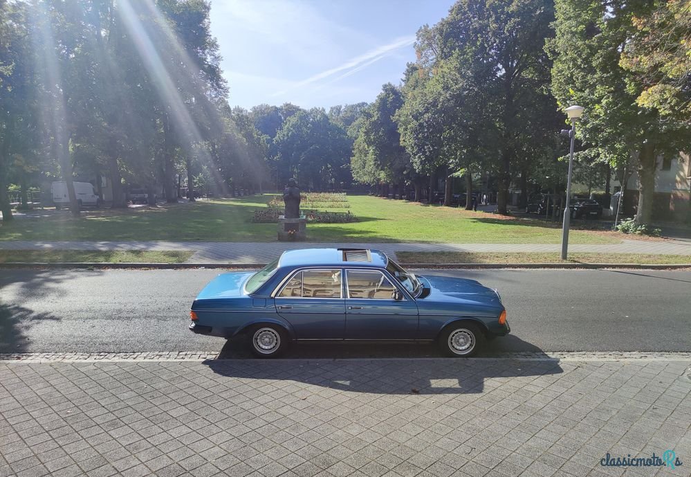 1977' Mercedes-Benz W123 photo #2