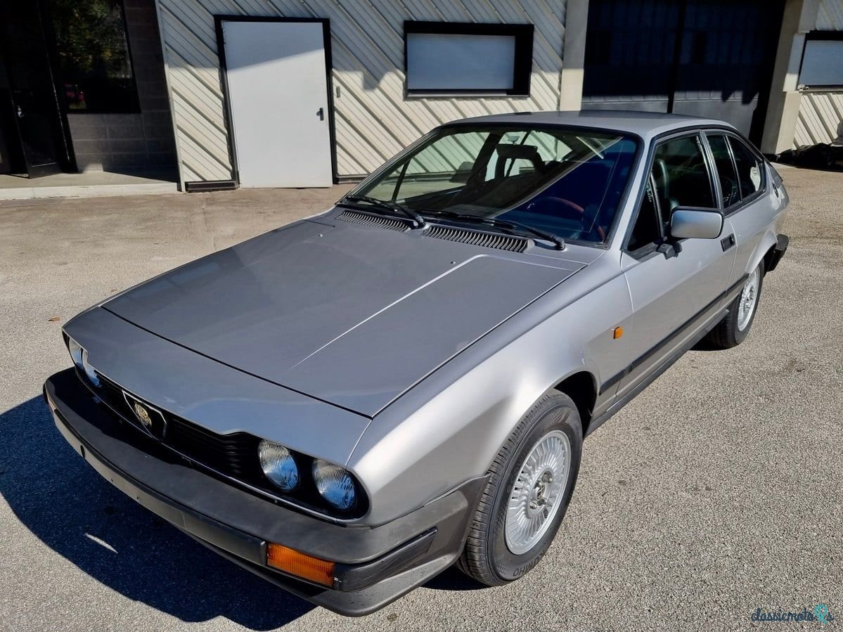 1985' Alfa Romeo GTV photo #1