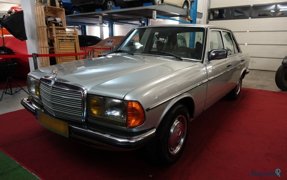 1979' Mercedes-Benz W123 photo #2