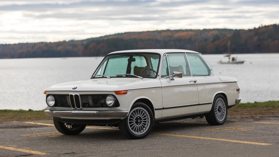 BMW 2002 by Nomad Motors