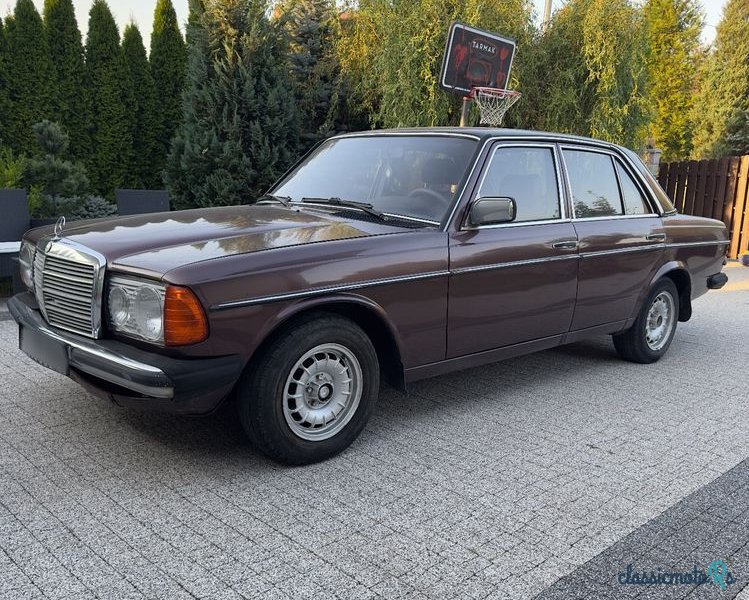 1979' Mercedes-Benz W123 photo #2