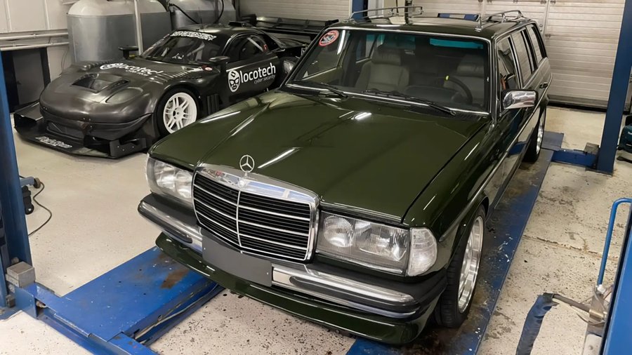 Mercedes-Benz 300TD parece de série mas precisa de um paraquedas