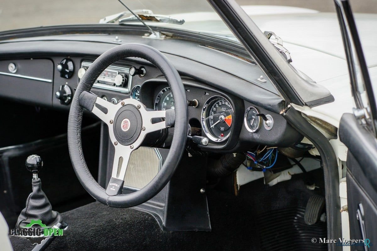 1970' MG MGB photo #6