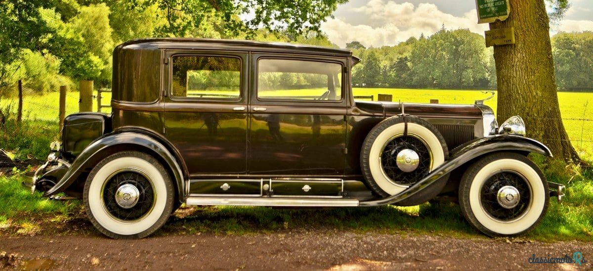 1930' Cadillac 353 V8 Town Sedan photo #3