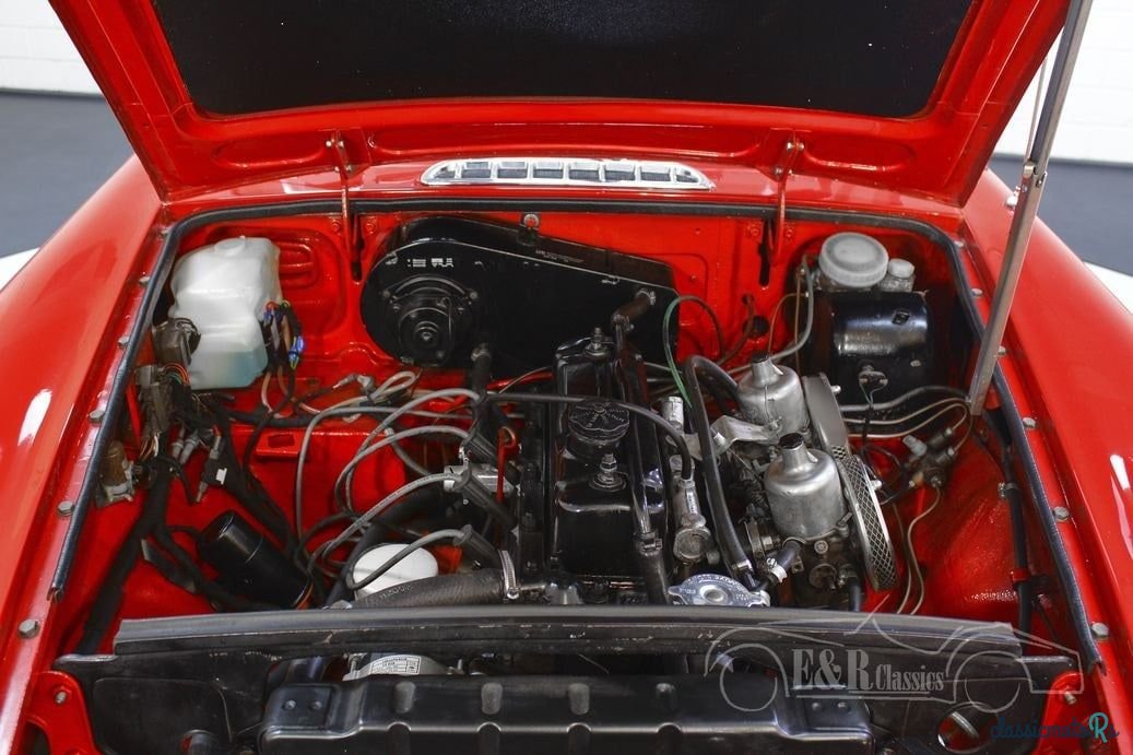 1974' MG MGB photo #4