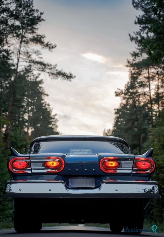 1958' Ford Custom Tudoor Sedan photo #1