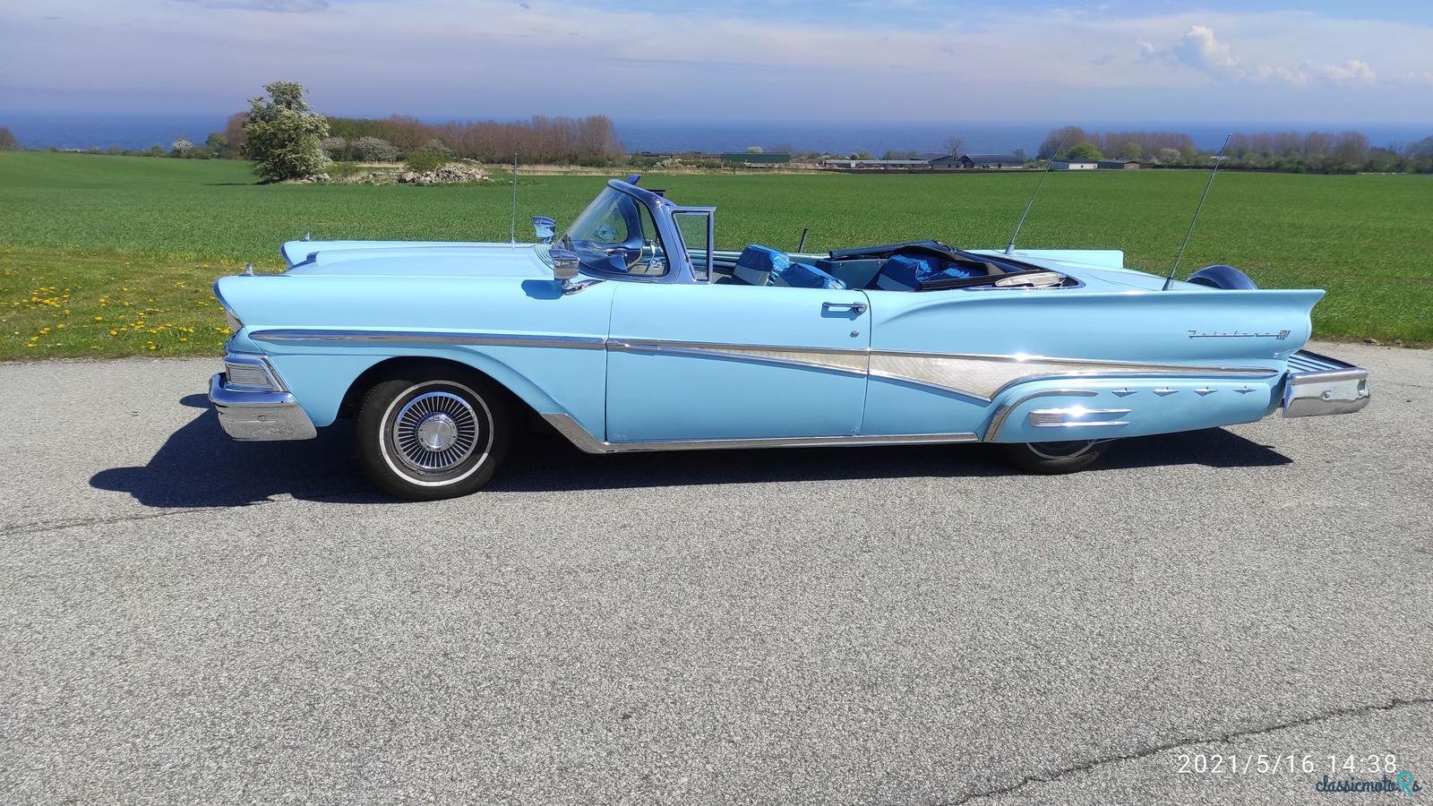 1958' Ford Sunliner conv photo #1