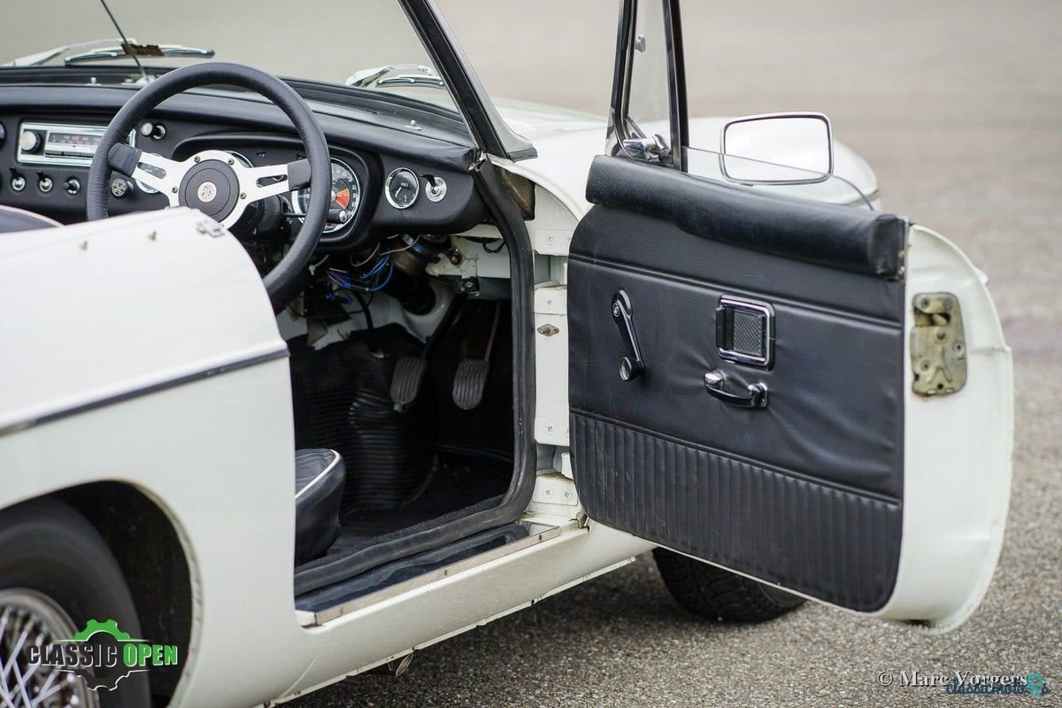 1970' MG MGB photo #4