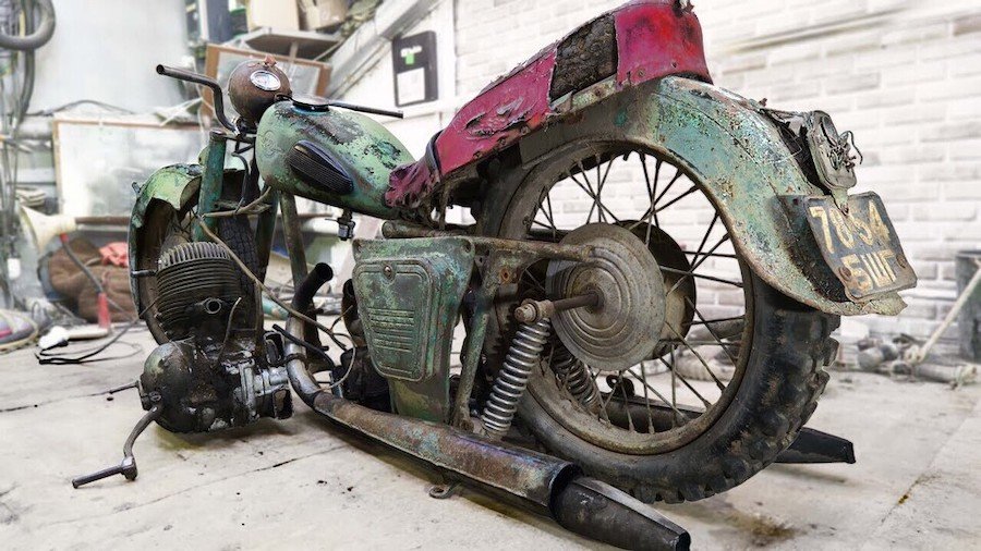 Une Jawa passe d'épave à moto de collection
