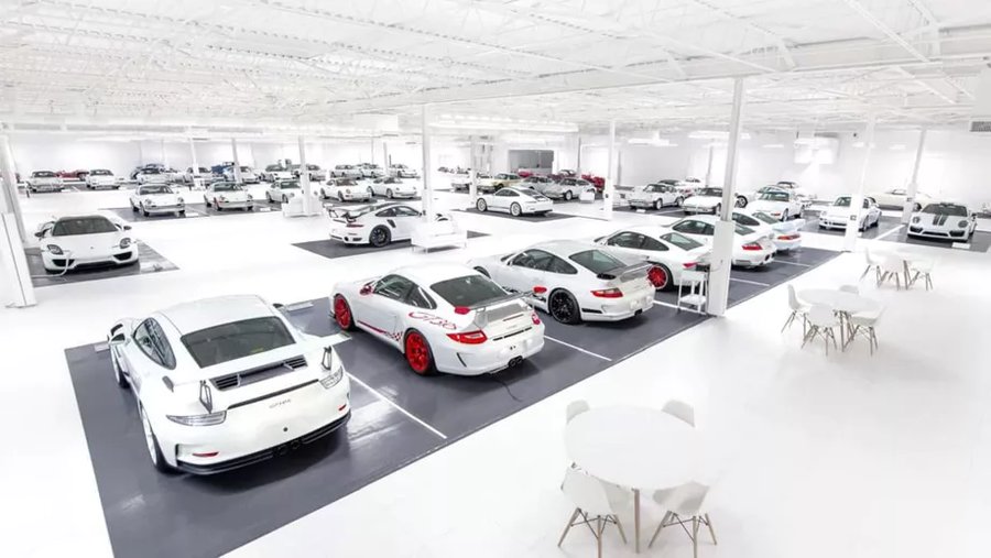 Une collection de 56 Porsche blanches aux enchères