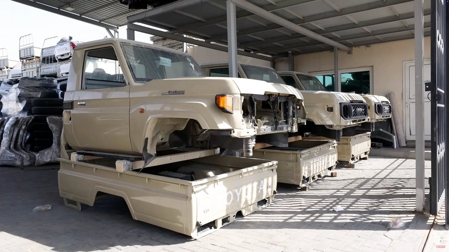 Estes Toyota Land Cruiser 70 são novos mas estão num ferro-velho. O que se passa?