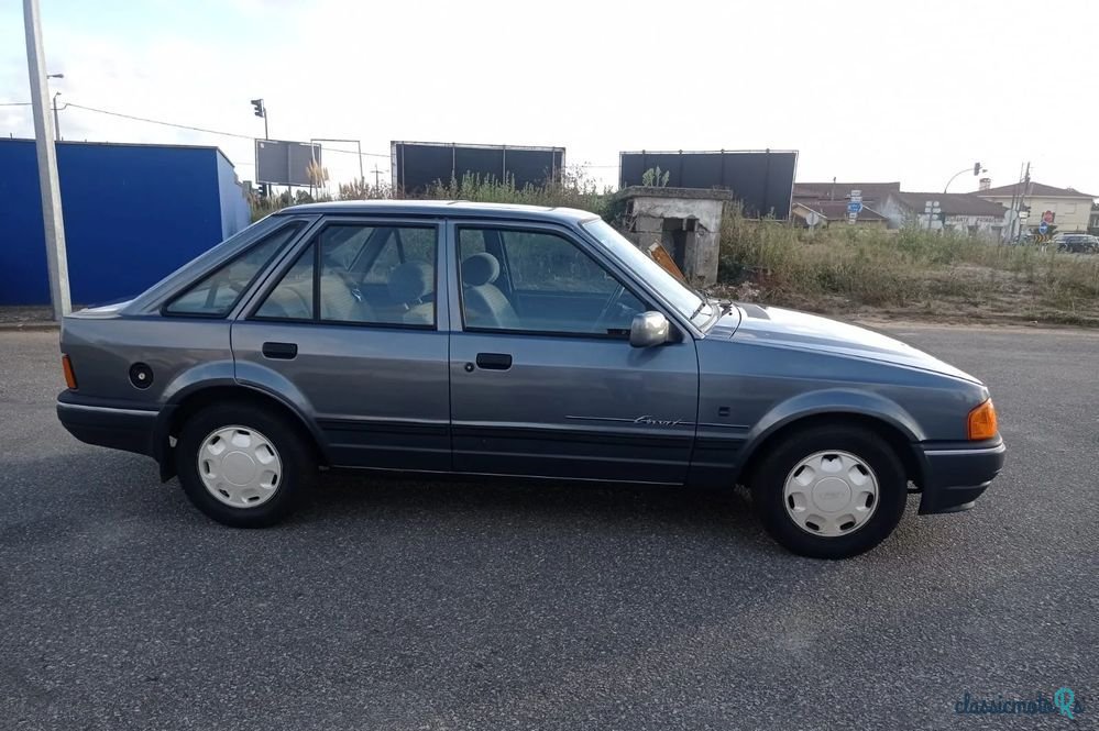 1990' Ford Escort photo #1