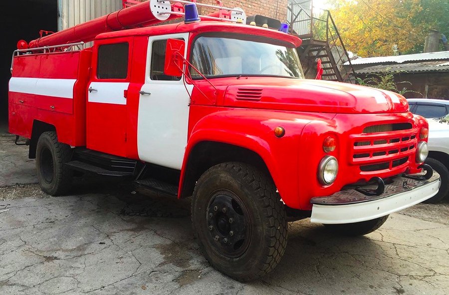 Cineva vinde un camion ZIL de pompieri în Moldova, conservat în stare aproape nefolosită vreodată