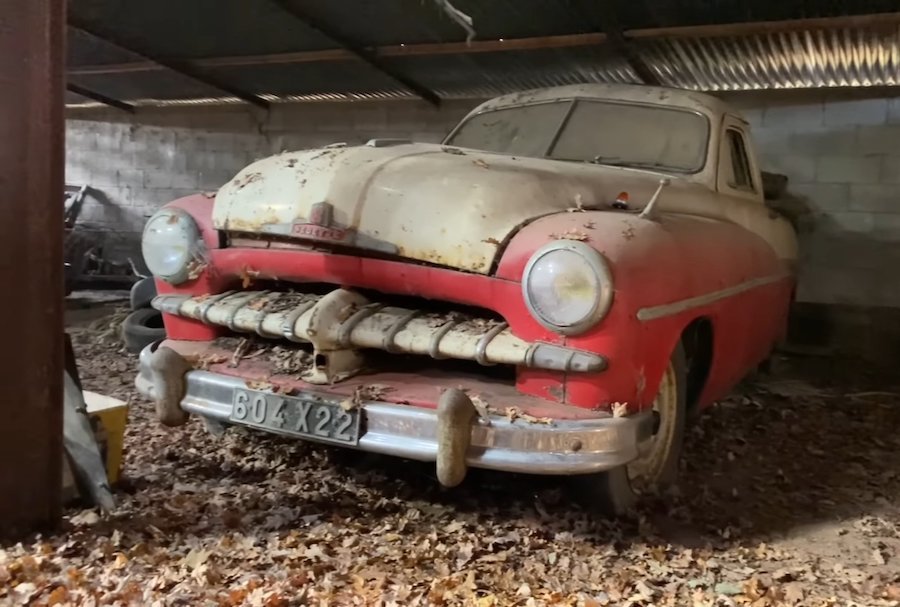 Во Франции обнаружили огромную коллекцию заброшенных ретро-авто