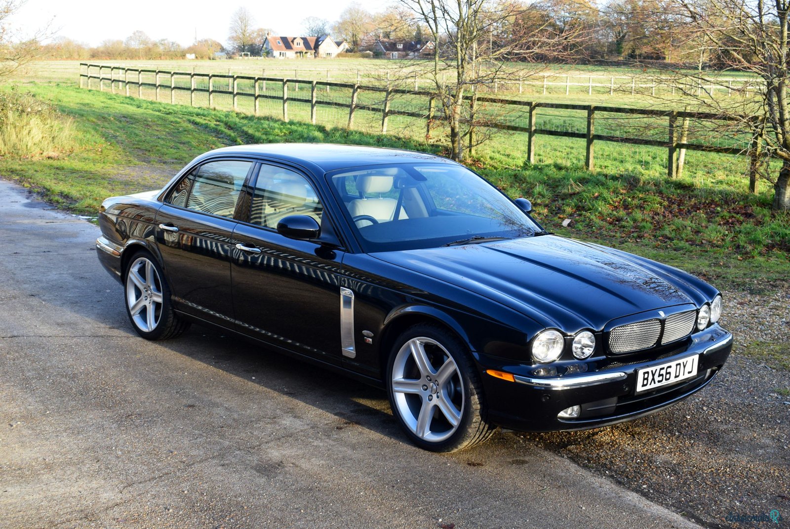 2006' Jaguar XJR photo #1
