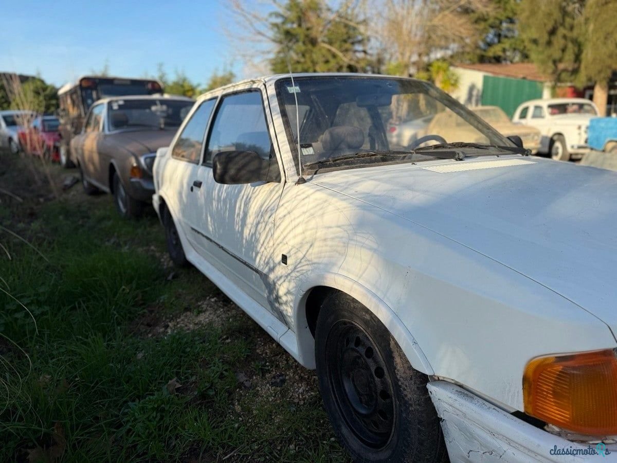 1990' Ford Escort photo #4