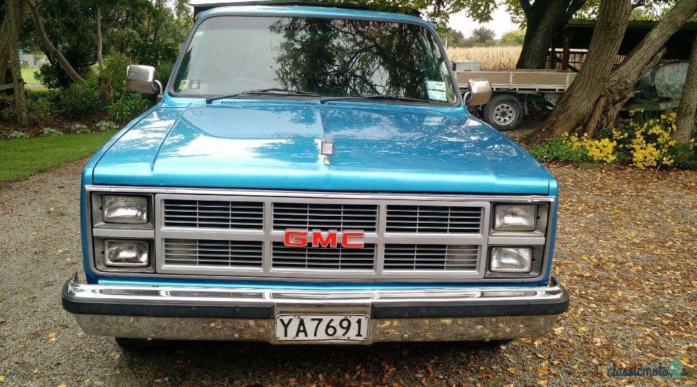 1984' GMC Suburban photo #2