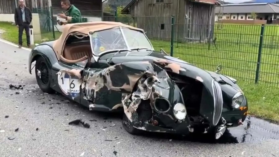 Handy am Steuer: Frau crasht in sündteuren Jaguar