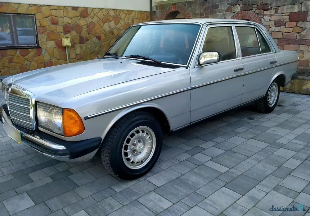 1979' Mercedes-Benz W123 photo #1
