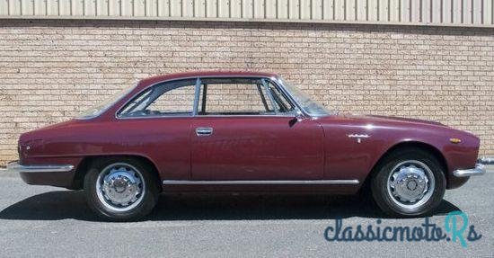 1965' Alfa Romeo Sprint 2600 photo #2