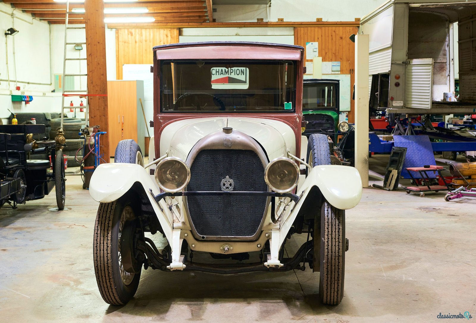1923' Hotchkiss Am Saloon photo #2