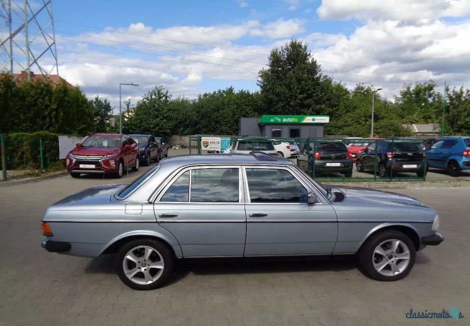 1977' Mercedes-Benz W123 photo #1