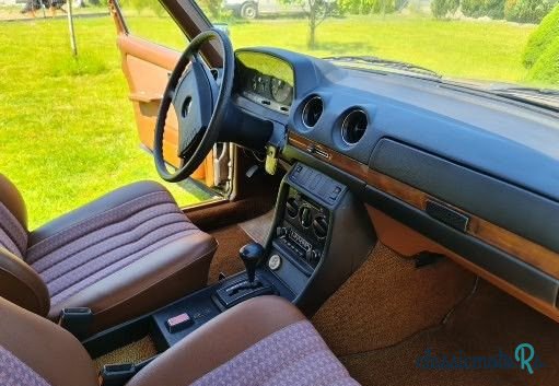 1979' Mercedes-Benz W123 photo #2