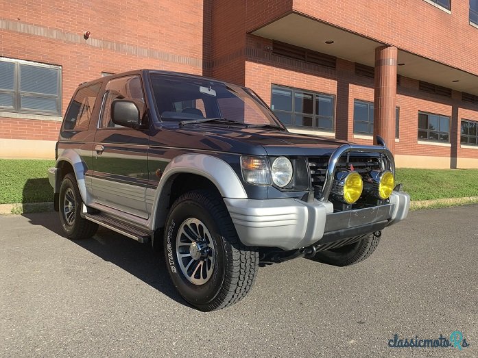 1992' Mitsubishi Pajero photo #1