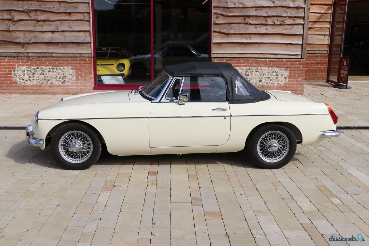 1970' MG MGB photo #4