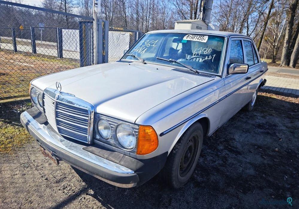 1979' Mercedes-Benz W123 photo #1