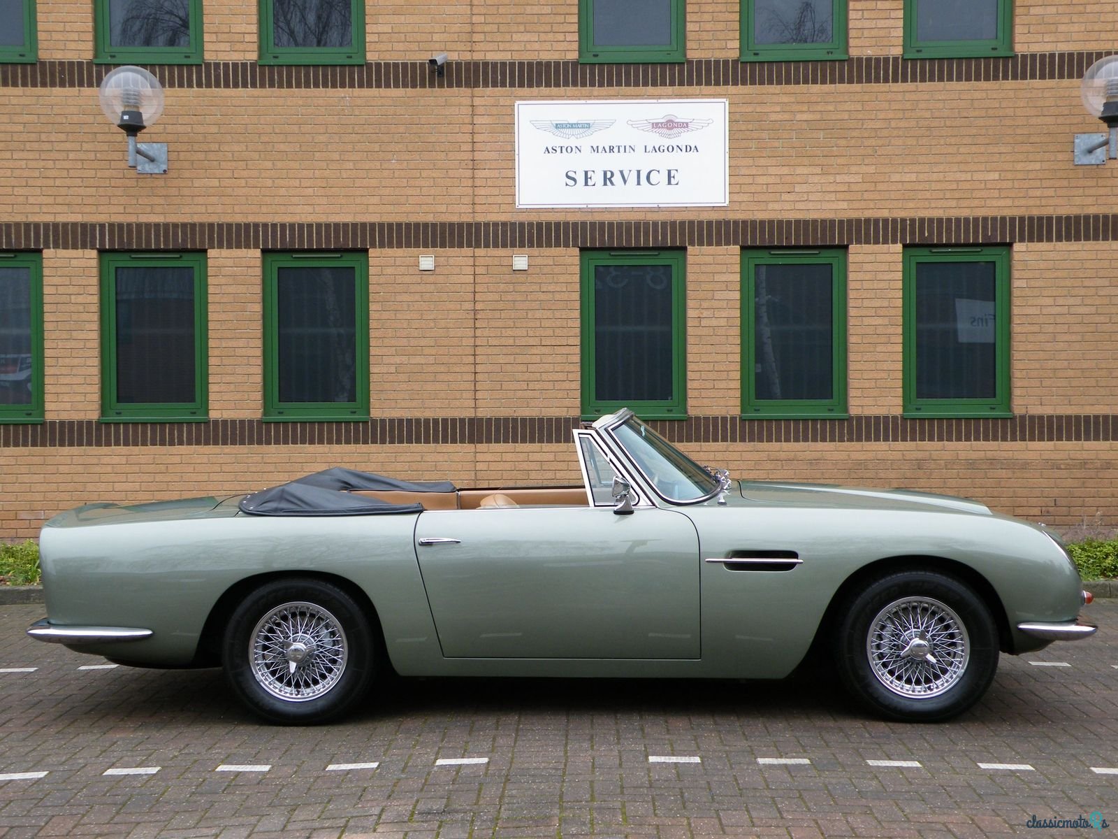 1967' Aston Martin DB6 photo #2