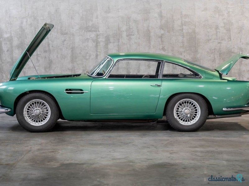 1960' Aston Martin DB4 photo #4