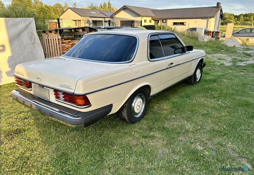 1979' Mercedes-Benz W123 photo #2