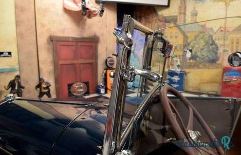 1928' Ford Model A Deluxe Roadster photo #2