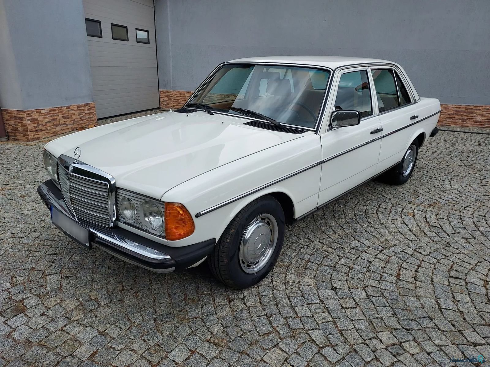 1979' Mercedes-Benz W123 photo #2