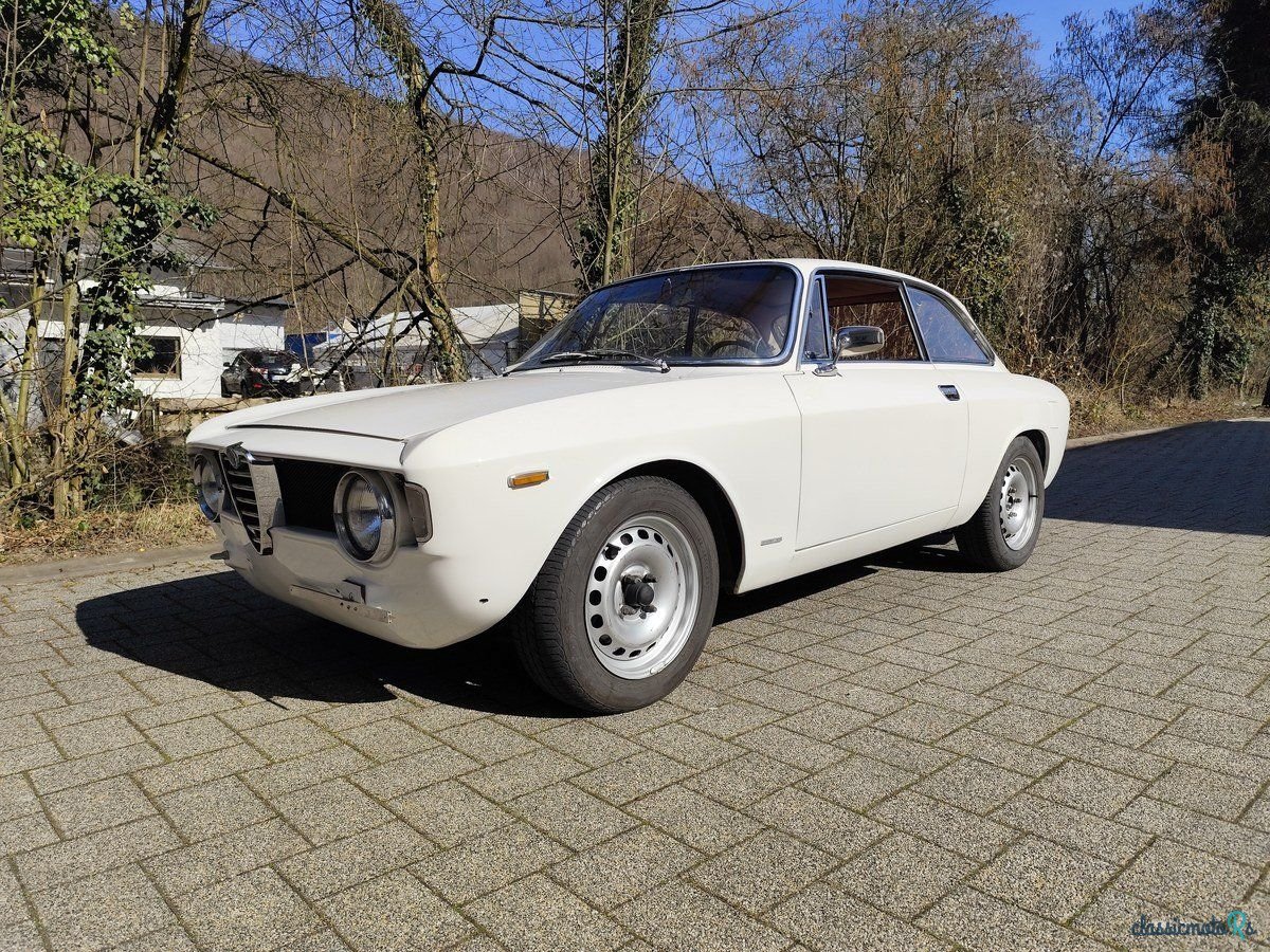 1968' Alfa Romeo GT photo #1