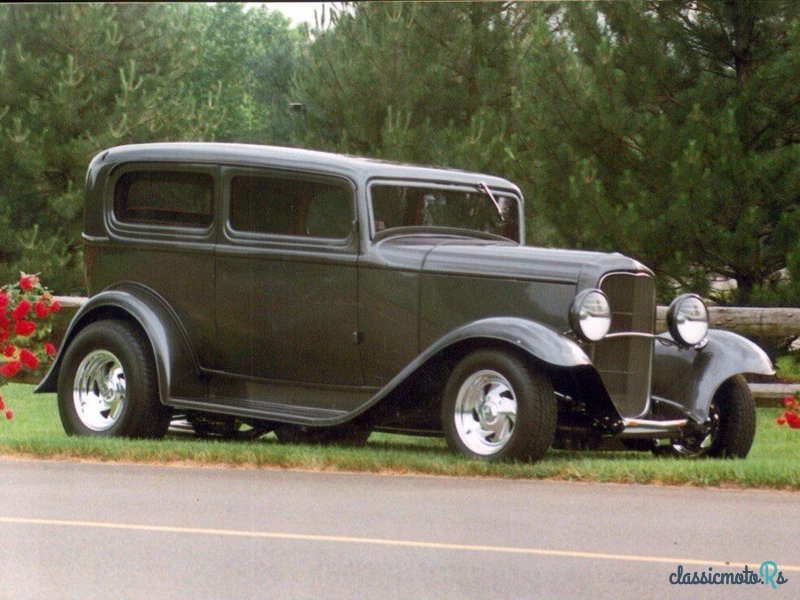 1932' Ford Deluxe Tudor photo #1