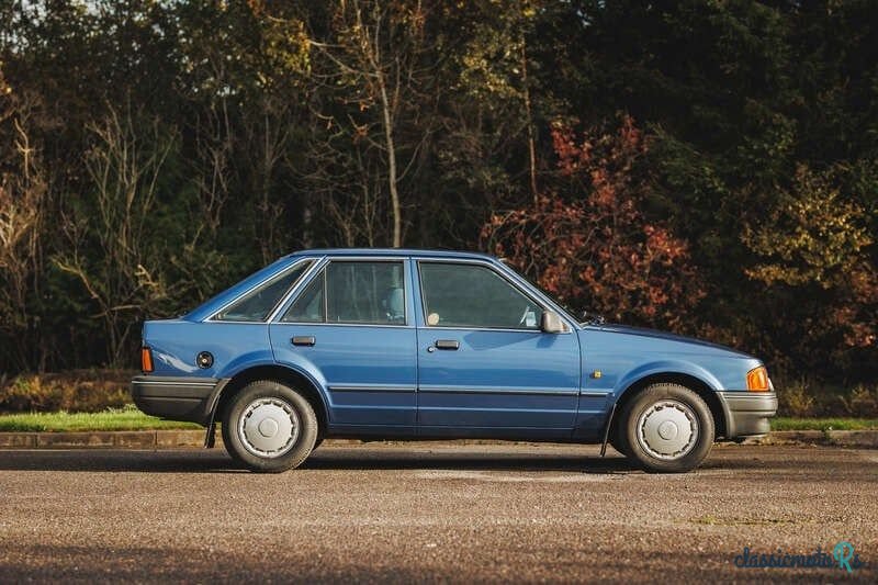 1988' Ford Escort photo #5