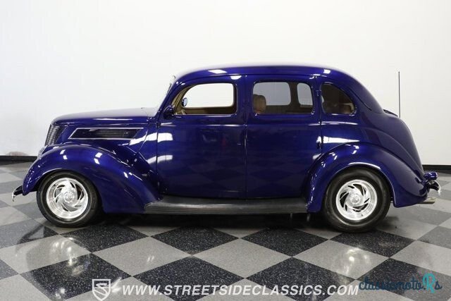 1937' Ford Deluxe photo #2