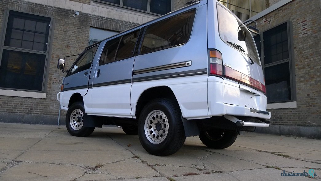 1988' Mitsubishi Delica photo #2