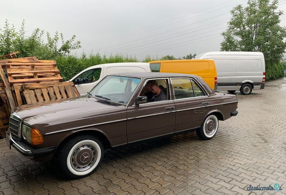 1979' Mercedes-Benz W123 photo #1