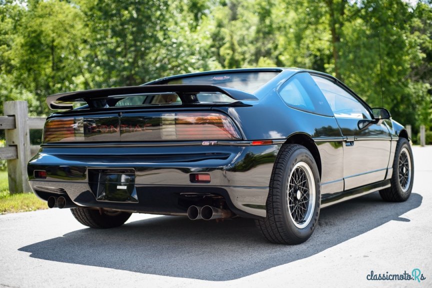 1988' Pontiac Fiero photo #2