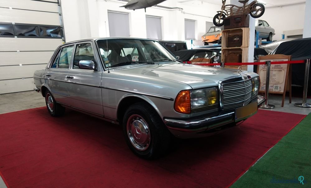 1979' Mercedes-Benz W123 photo #1