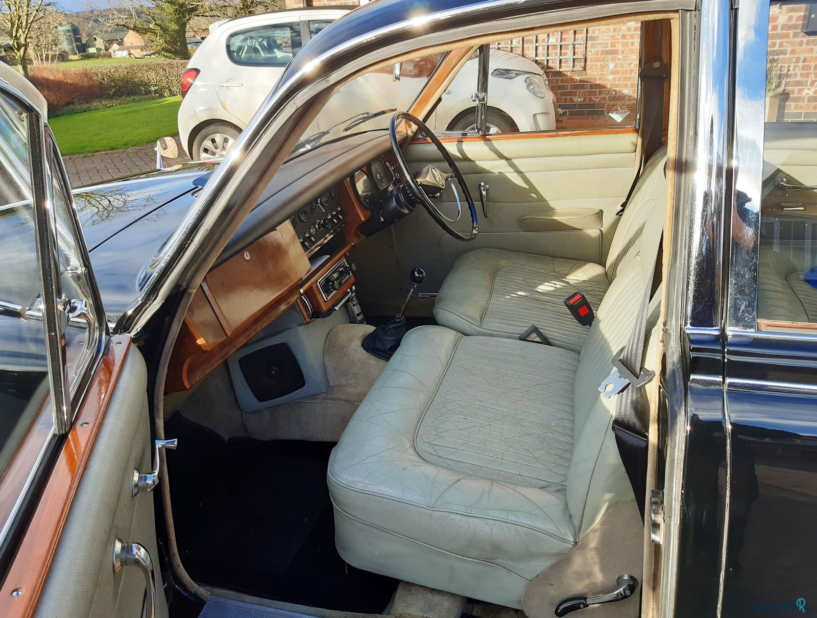 1968' Daimler 250 V8 photo #4