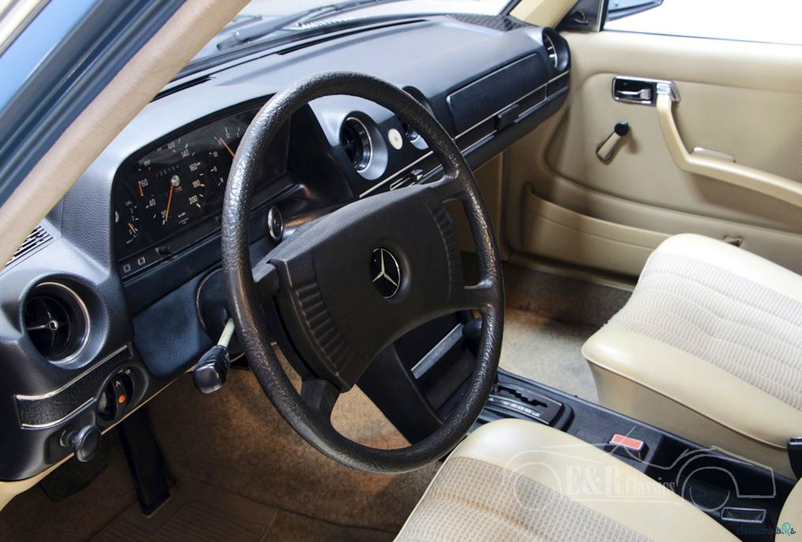 1976' Mercedes-Benz 200 photo #1