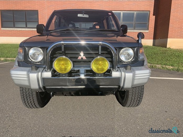 1992' Mitsubishi Pajero photo #2