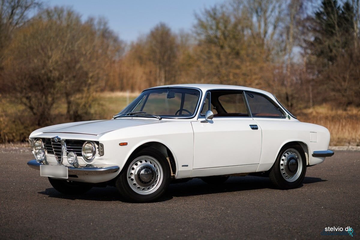 1967' Alfa Romeo Giulia photo #3