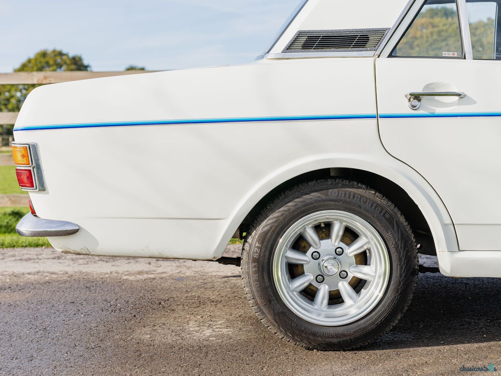 1969' Ford Cortina photo #3