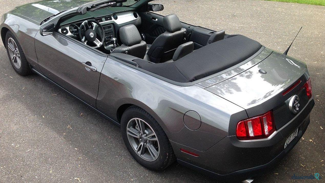 2011' Ford Mustang photo #2